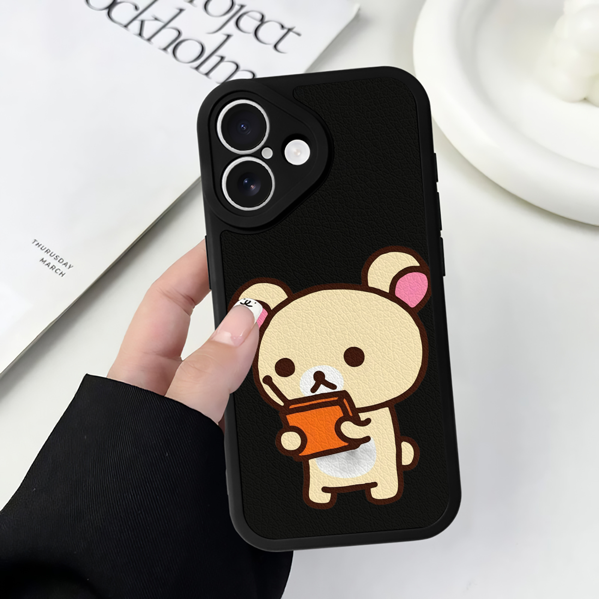 （画像用） リラックマ リラックマ キイロイトリ Rilakkuma Korilakkuma Kiiroitori 【iPhone 16シリーズ対応】シリコンスマホケース（レザー調） 材質：シリコン